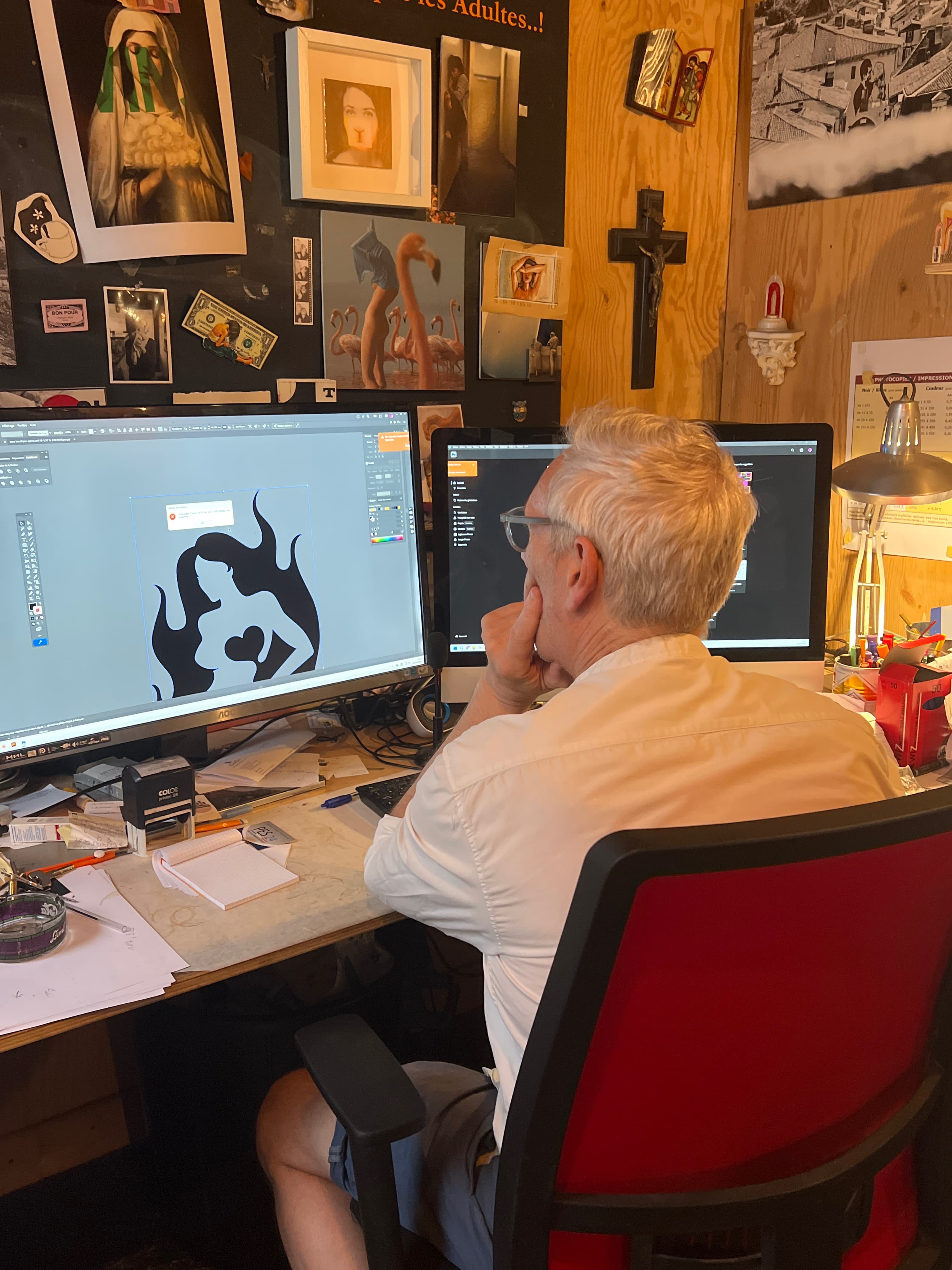 Antoine au travail dans son atelier, en train de créer un visuel sur ordinateur